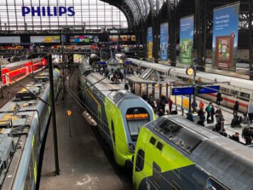 Unfall mit Bauzug - Chaos am Hamburger Hauptbahnhof - Bei einem Bahnunglück am Hamburger Hauptbahnhof sind am Freitagnachmittag sechs Menschen verletzt worden.