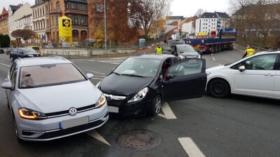 Unfall mit drei Autos auf Kreuzung - Zwei VW und ein Opel sind am Dienstag an einem Unfall in Plauen beteiligt gewesen.