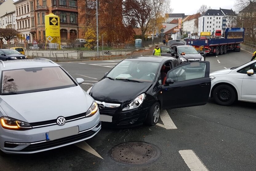 Unfall mit drei Autos auf Kreuzung - Zwei VW und ein Opel sind am Dienstag an einem Unfall in Plauen beteiligt gewesen.