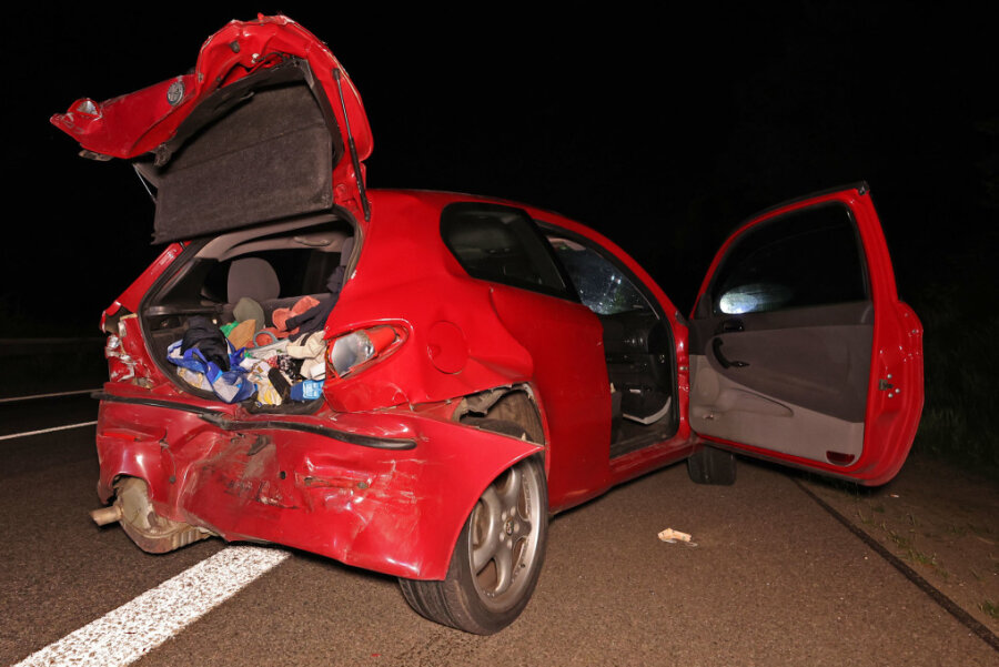 Unfall mit drei Autos bei Dennheritz - ein Fahrer schwer verletzt - Die Insassen des Alfa Romeo blieben unverletzt.