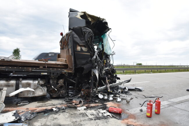 Unfall mit drei Lkw sorgt für Vollsperrung der A72 bei Zwickau - 