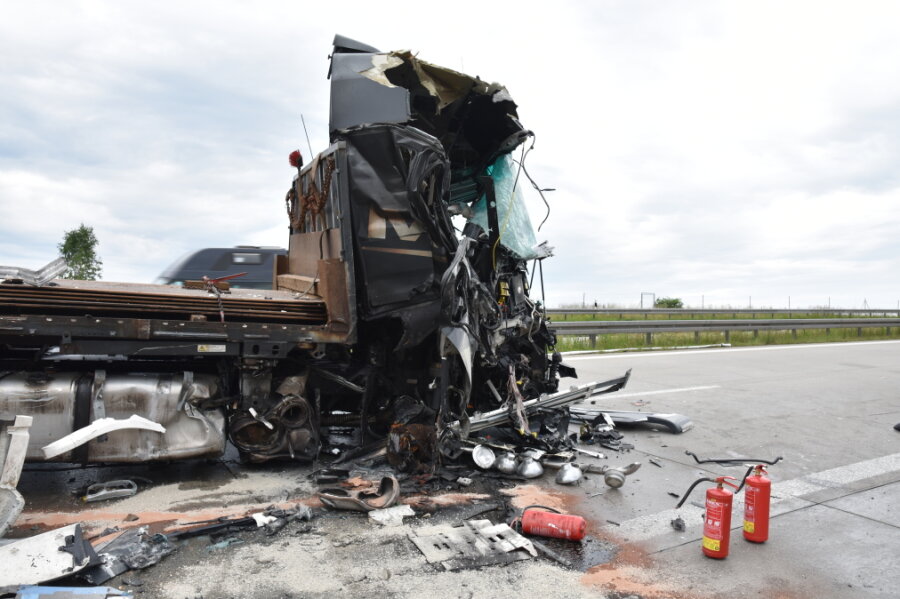 Unfall mit drei Lkw sorgt für Vollsperrung der A72 bei Zwickau