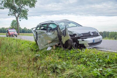 Unfall mit drei Schwerverletzten - vierte Person gesucht - Drei Personen wurden am Sonntagmorgen nahe Olbernhau schwer verletzt.