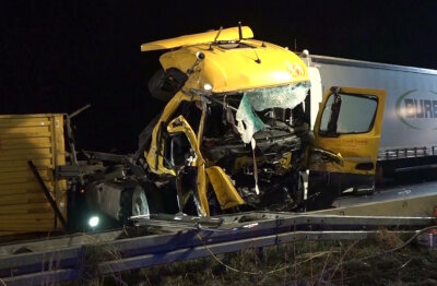 Unfall mit drei Toten auf A3 - Feuerwehr bespritzt Gaffer mit Wasser - Zerstörte Lastwagen auf der Autobahn 3 bei Weibersbrunn (Landkreis Aschaffenburg, Bayern). Bei dem schweren Unfall, an dem mehrere Lastwagen beteiligt waren, sind zwei Menschen ums Leben gekommen.
