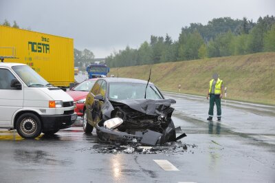 Unfall mit drei Verletzten in Siebenlehn - Ein Audi kollidierte mit einem VW am Freitag auf der Kreuzung B 101 bei Großschirma.
