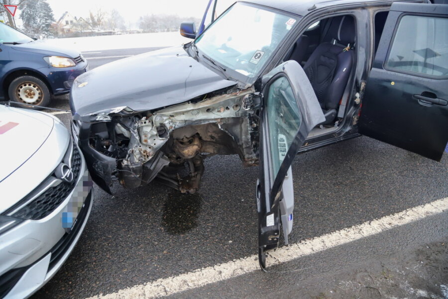 Unfall mit fünf Autos auf Auer Zubringer - Polizei schätzt Sachschaden auf 75.000 Euro - Der beschädigte Ford Pick-up ist von seiner Fahrbahn abgekommen und verursachte einen Unfall mit weiteren vier Fahrzeugen.