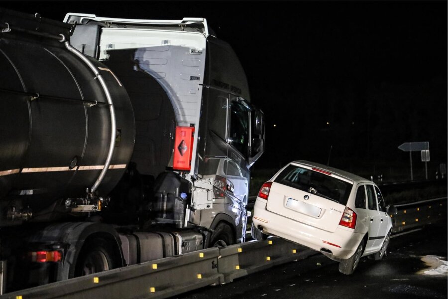Unfall mit Gefahrgut-Lastzug auf A 72 nahe Plauen - Im Baustellenbereich nahe Plauen-Ost kollidierten ein Gefahrgut-Transporter und ein Skoda.