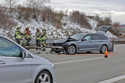 Unfall mit hohem Sachschaden auf der A4 bei Glauchau - Der verunfallte BMW war nicht mehr fahrbereit und musste abgeschleppt werden.