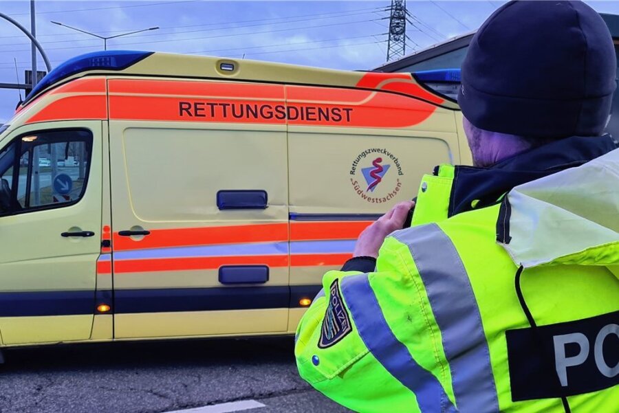 Unfall mit Krankenwagen am VW-Werk in Zwickau - An der Einfahrt zum VW-Werk Mosel kam es zum Unfall. Ein beteiligter Rettungswagen musste abgeschleppt werden. 