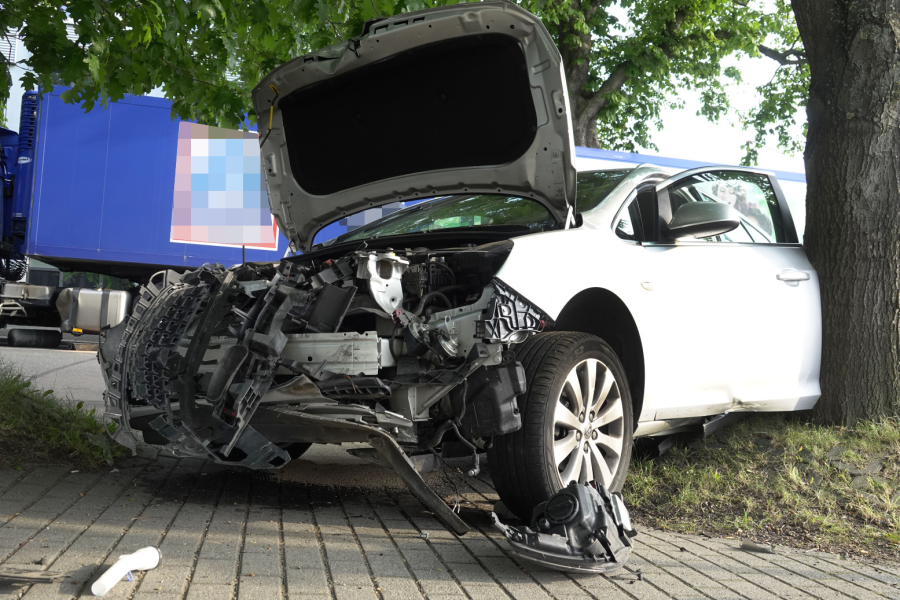 Unfall mit Laster - Opelfahrer schwer verletzt - 