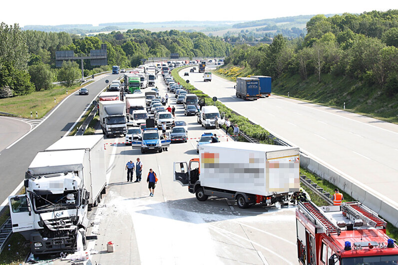 Unfall mit Lastern: Stau auf A4 bei Chemnitz - Laster kollidieren am Dienstag auf der A 4 bei Chemnitz
