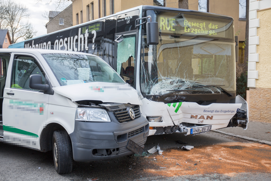 Unfall mit Linienbus fordert zwei Verletzte - 