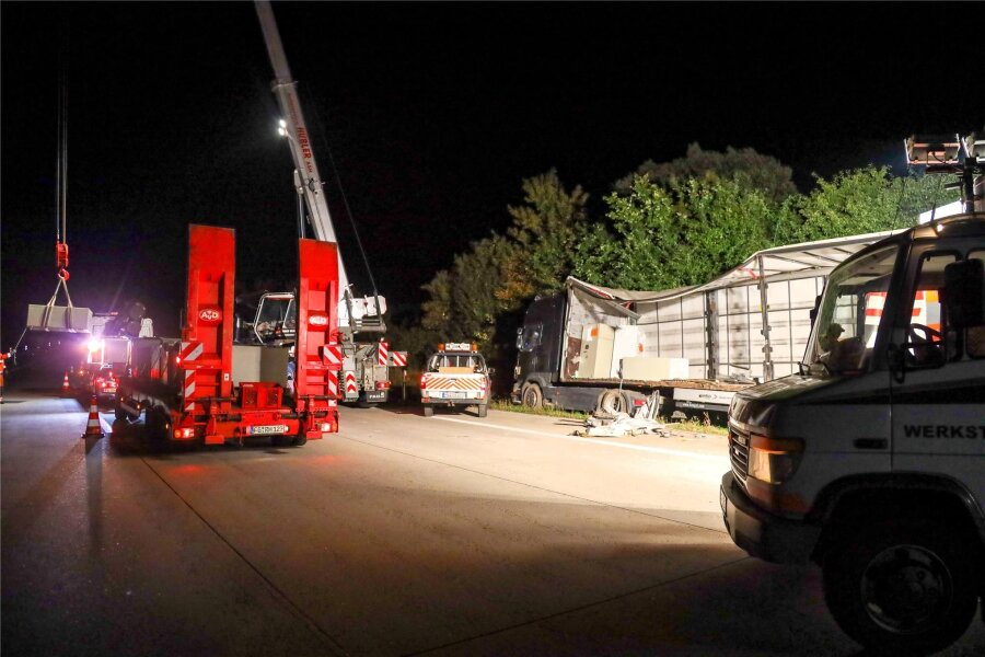 Unfall mit Sattelschlepper auf der A 4 bei Hainichen: Tonnenschwere Tresore blockieren die Autobahn - Der Unfall auf der A4 bei Hainichen wurde kurz nach 17 Uhr am Mittwoch bekannt. Ein Sattelschlepper hatte mehrere Tresore verloren.