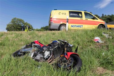 Unfall mit Schwerverletzten in Großhartmannsdorf: Feuerwehrleute werden bei Anfahrt ebenfalls verletzt - Erst wurden zwei Motorradfahrer schwer verletzt. Als Feuerwehrleute zum Einsatz kommen, ereignet sich ein weiterer Unfall.