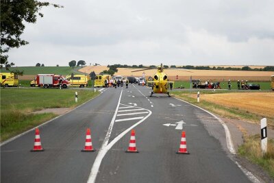 Unfall mit sechs Verletzten nahe Langhennersdorf: Polizei ermittelt noch - Nach dem schweren Verkehrsunfall am Samstagmittag auf der Kreuzung "Höhe 9" nahe Langhennersdorf war ein Großaufgebot an Rettungskräften im Einsatz. Auch ein Hubschrauber wurde angefordert. 
