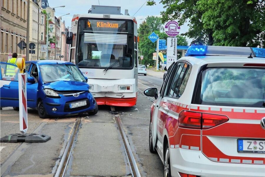 Unfall mit Straßenbahn in Zwickau: Fünfjähriges Mädchen wird leicht verletzt - Am Mittwochnachmittag ist ein Hyundai mit einer Straßenbahn zusammengestoßen. 