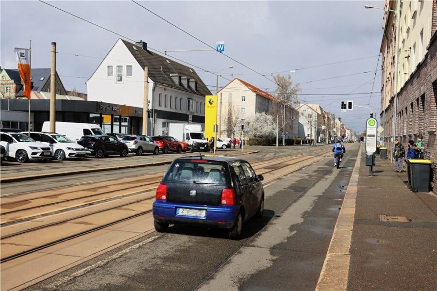 Unfall mit Streifenwagen in Zwickau: Opfer (43) aus Klinik entlassen - An dieser Straßenbahnhaltestelle hatte sich am Freitag der Unfall ereignet. 