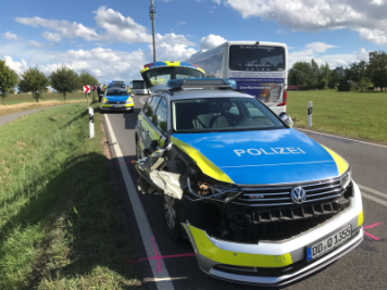 Unfall mit Streifenwagen und Baufahrzeug: Straße zwischen Erlau und Lauenhain gesperrt - Die Unfallstelle am Freitag.