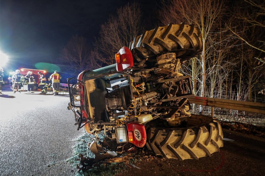 Unfall mit Traktor auf der B 93 in Zwickau: Vollsperrung dauert rund vier Stunden - Der Traktor wurde durch die Wucht des Aufpralls umgestoßen.