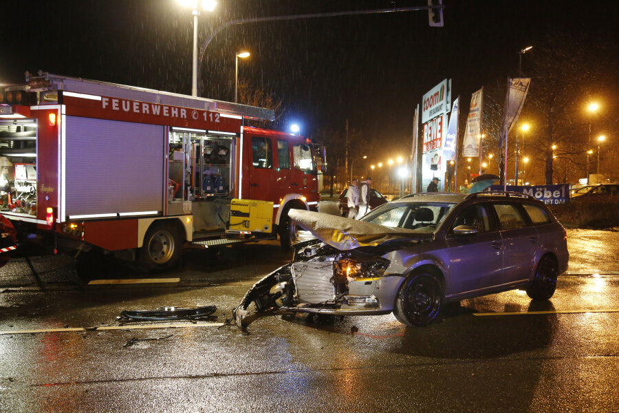 Unfall mit vier beteiligten Autos an der Heinrich-Schütz-Straße - 