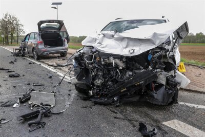 Unfall mit vier Verletzten in Callenberg: B 180 bleibt rund drei Stunden voll gesperrt - An den beiden Fahrzeugen entstand ein Sachschaden von 50.000 Euro