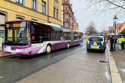 Unfall mit zwei Linienbussen in Zwickau: 12.000 Euro Schaden - Wegen des Unfalls war die Stiftstraße zeitweise blockiert. 