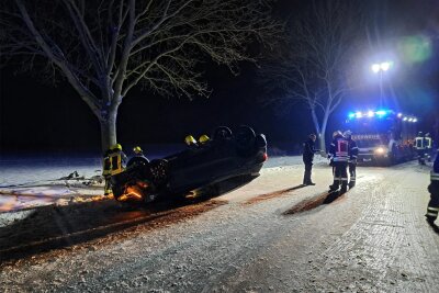 Unfall mit zwei Verletzten bei Augustusburg - Der Seat war auf schneeglatter Fahrbahn ins Schleudern geraten.