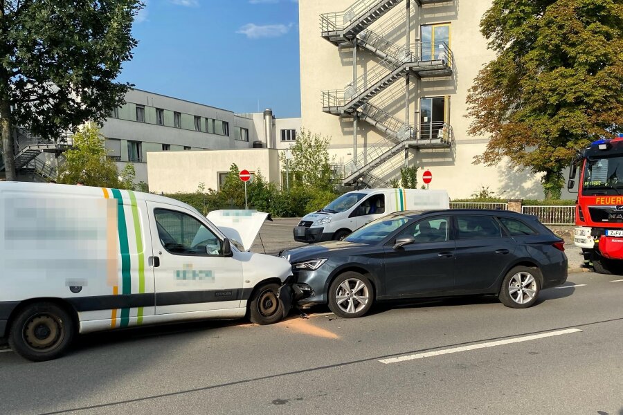Unfall mit zwei Verletzten in Zwickau-Marienthal: Insektenstich als Auslöser für Kollision mit 31.000 Euro Schaden - Der Frontalzusammenstoß sorgte für eine mehrstündige Sperrung der Werdauer Straße.