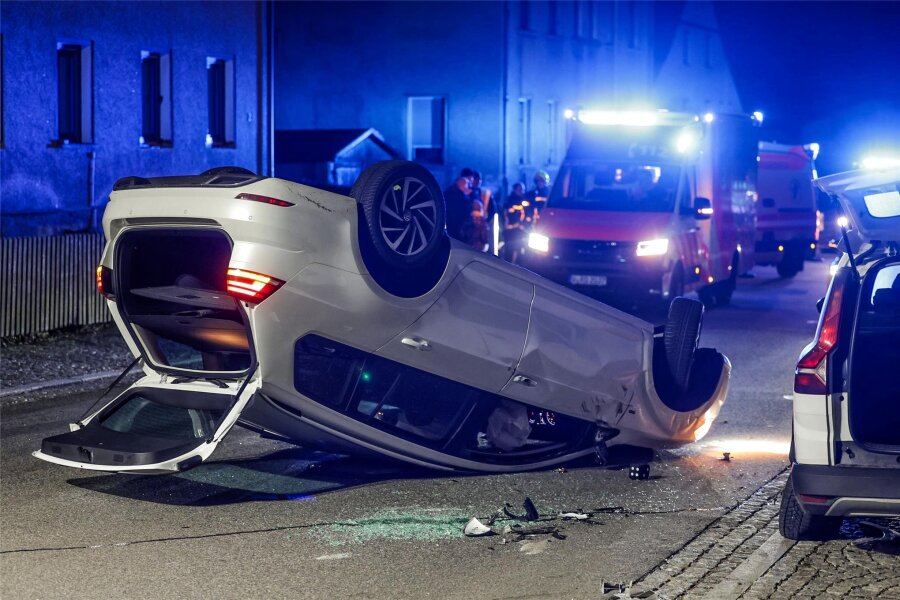 Unfall mitten in der Nacht in Lichtenstein: Von Fahranfänger gesteuerter VW landet auf dem Dach - Der VW ist nach dem Unfall in Lichtenstein auf dem Dach gelandet.