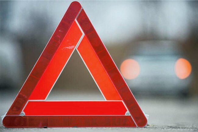 Unfall nach Vorfahrtsfehler in Wüstenbrand - In Wüstenbrand stießen zwei Fahrzeuge zusammen. 