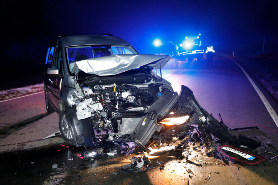 Unfall nach Wildwechsel - vier Verletzte und 50.000 Euro Schaden - Zu einem Verkehrsunfall mit einer Wildschweinrotte ist es Donnerstagfrüh in Lichtenau gekommen