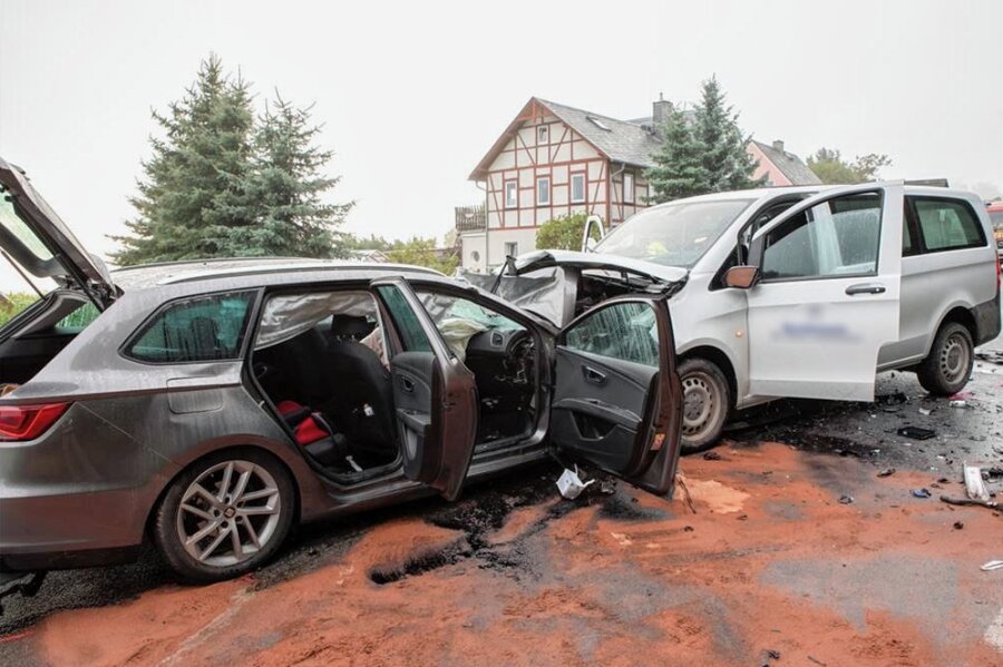 Unfall nahe Heinzebank: 28-Jähriger der fahrlässigen Tötung schuldig gesprochen - Beim Zusammenprall der Fahrzeuge wurden fünf Personen verletzt. Eine 33-Jährige verstarb wenig später im Krankenhaus. 