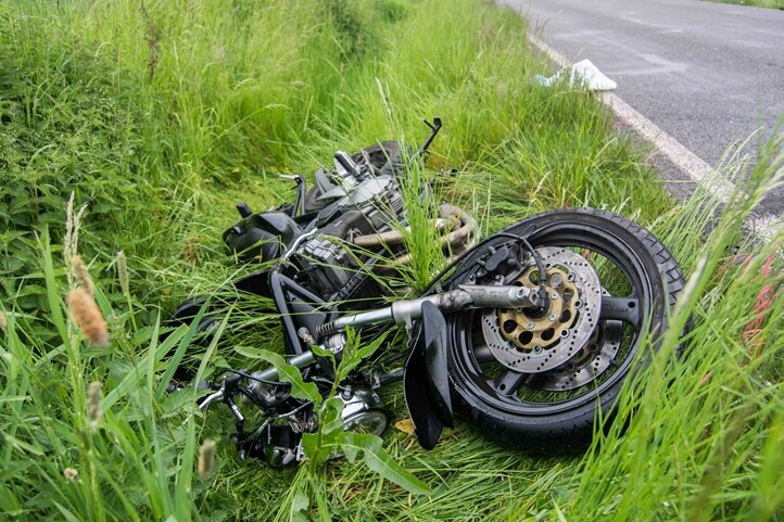 Unfall: Rettungshubschrauber fliegt verletzten Motorradfahrer ins Krankenhaus - Bei einem Unfall sind am Montagnachmittag auf der Straße Am Kronberg in Nossen zwei Personen verletzt worden.
