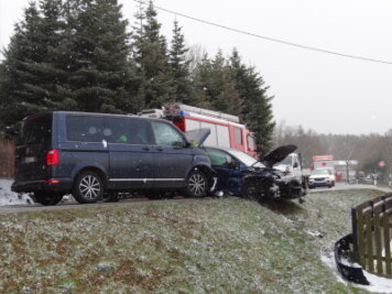 Unfall sorgt für langen Stau auf Umleitungsstrecke der B 92 bei Oelsnitz - Zwei VW sind am Donnerstagvormittag bei Oelsnitz/V. zusammengestoßen.