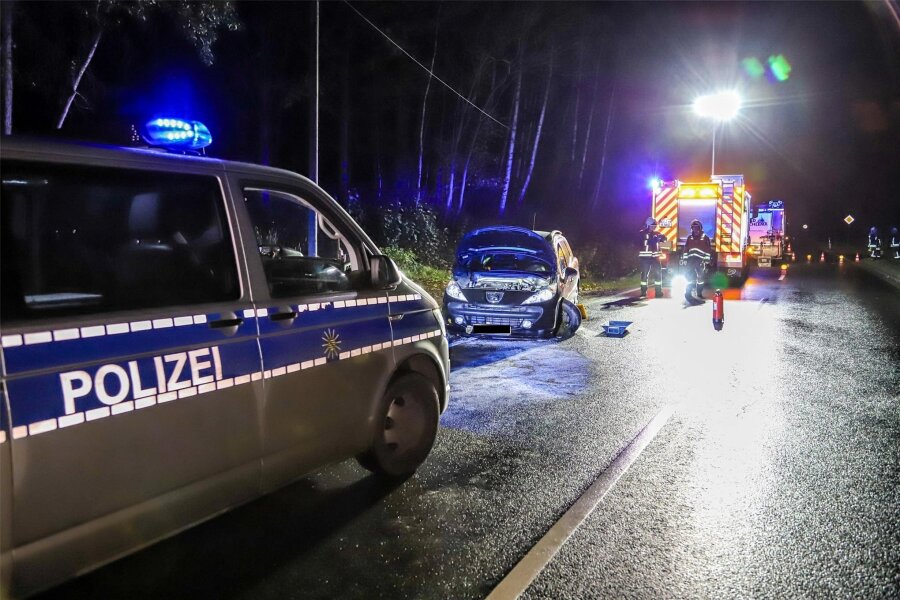 Unfall unter Drogen- und Alkoholeinfluss im Erzgebirge: Fahrer schleudert mit Auto über Straße - Blick auf die Unfallstelle in Bad Schlema: Ein 26-Jähriger ist am Donnerstagabend mit seinem Fahrzeug von der Straße abgekommen.