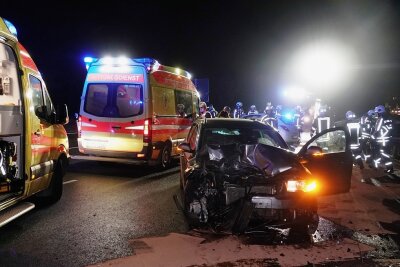 Unfall: Zwei Verletzte und hoher Sachschaden in Neukirchen/Pleiße - In Neukirchen kam es am frühen Dienstagabend zu einem Verkehrsunfall. 