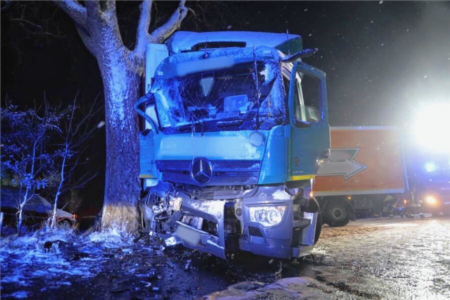 Unfall zwischen Eppendorf und Gahlenz: LKW fährt bei Straßenglätte gegen Baum - Das Führerhaus des LKW wurde bei dem Aufprall am Montagnachmittag stark zusammengedrückt.