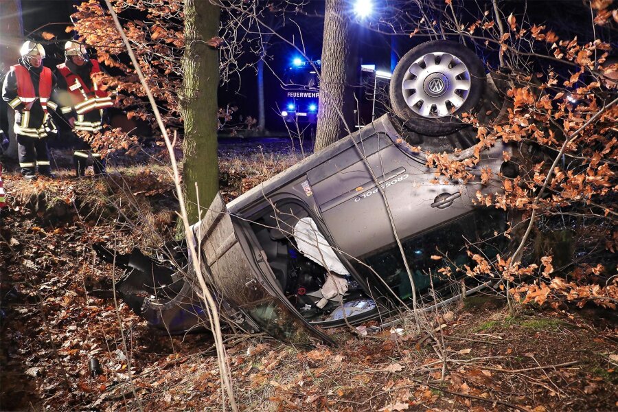 Unfall zwischen Grillenburg und Naundorf: VW Polo landet auf dem Dach - Bei einem Unfall am frühen Montagabend nahe Naundorf wurde ein Polo-Fahrer verletzt.