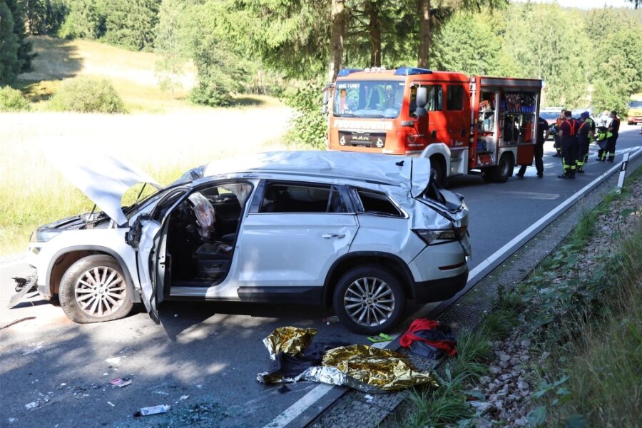 Unfall zwischen Jägerhaus und Schwarzenberg: Skoda überschlägt sich mehrfach - Das Unfallfahrzeug hat sich mehrfach überschlagen und kam wieder auf der Straße zum Stehen.