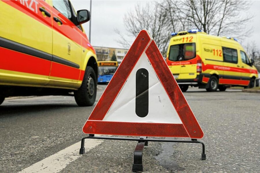 Unfall zwischen Kleinhartmannsdorf und Langenau: Zwei Kinder und drei Erwachsene schwer verletzt - Fünf Menschen wurden bei einem Unfall am Donnerstag bei Kleinhartmannsdorf schwer verletzt.