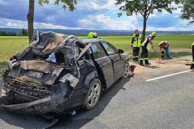 Unfall zwischen Thoßfell und Gospersgrün: Fahrer schwer verletzt - Nach dem Unfall stand das Auto entgegen der Fahrtrichtung. Es dauerte länger als drei Stunden, bis die Straße wieder für den Verkehr freieggeben werden konnte.