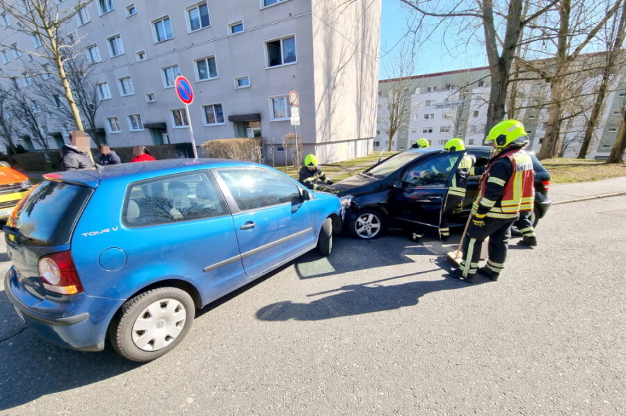 Unfall zwischen VW und Mercedes in Chemnitzer Wohngebiet - 