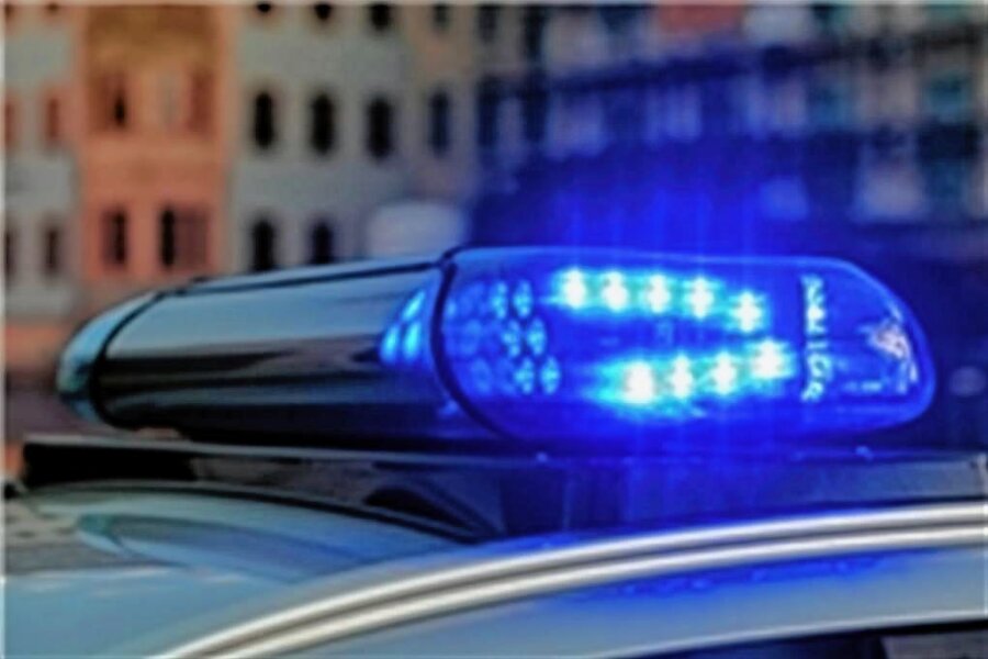 Unfallflucht auf B 93 bei Dennheritz: Auto fährt über Metallteil - Die Polizei bittet um Zeugenhinweise. 