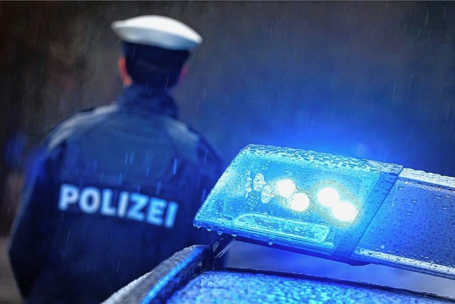 Unfallflucht nach Kollision in Oelsnitz - Unfallflucht in Oelsnitz/V.: Die Polizei sucht Zeugen. 