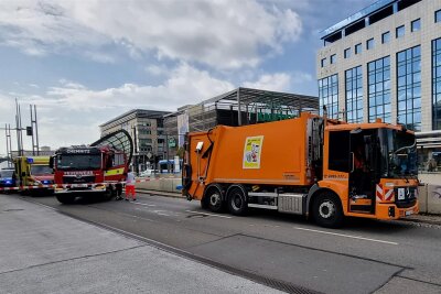 Unfallforscher zum tödlichen Unfall an der Chemnitzer Zentralhaltestelle: Lkw-Fahrer hatte keine Chance - Die Polizei ermittelt zu Details des Unfalls. Ein Experte sagt, dass der Fahrer des Müllautos keine Chance hatte, zu reagieren.