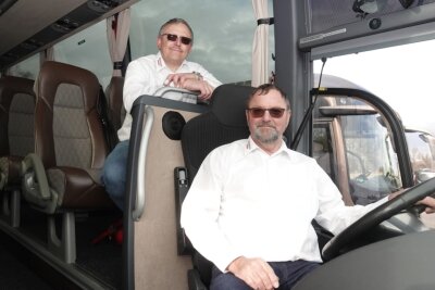 Unfallfrei 25-mal um die Welt gefahren - Daniel Wolf (links) und Dietmar Werner fahren für das Kirchberger Busunternehmen Werner. 