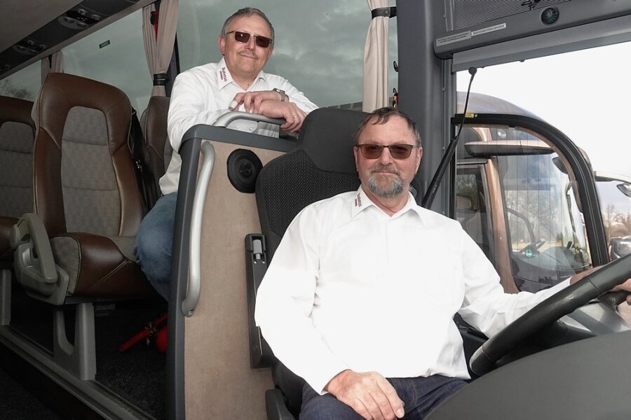 Daniel Wolf (links) und Dietmar Werner fahren für das Kirchberger Busunternehmen Werner. 