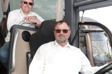 Unfallfrei 25-mal um die Welt - Daniel Wolf (links) und Dietmar Werner fahren für das Kirchberger Busunternehmen Werner. 