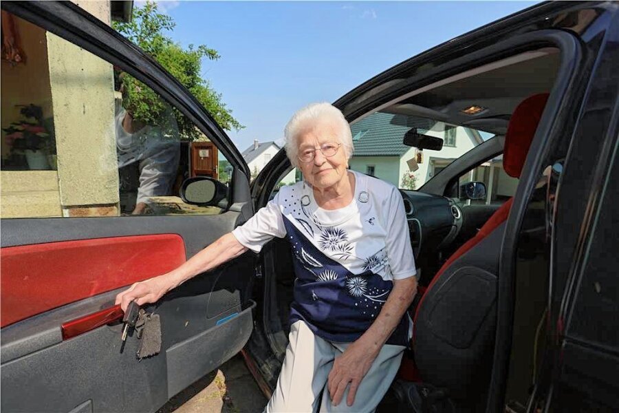 Unfallfrei: Hundertjährige aus Mülsen ist noch immer mit dem Auto unterwegs - Irmgard Lahr ist schon 100 und fährt immer noch Auto.
