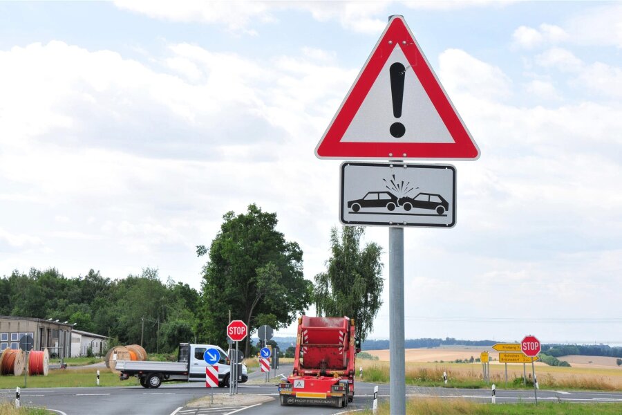 Unfallkreuzung Höhe 9 bei Langhenno: Fahrer schlagen Kreisverkehr vor - Die Gefahrenstelle Kreuzung Wegefarther Holz: Autofahrer schlagen einen Kreisverkehr vor.